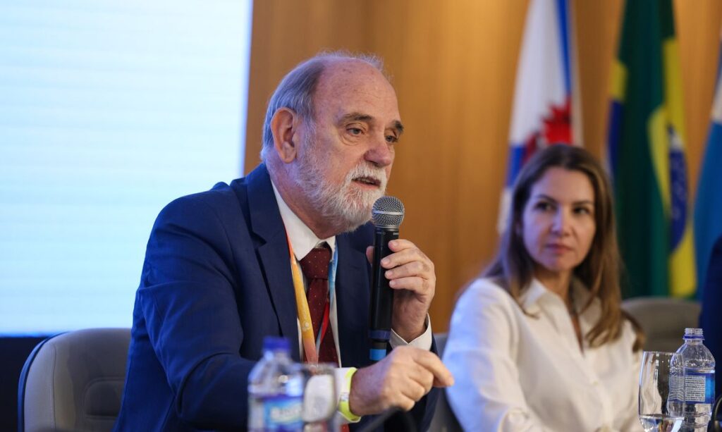 um período de dois anos, com participação mínima de 397 pacientes, podendo ser e