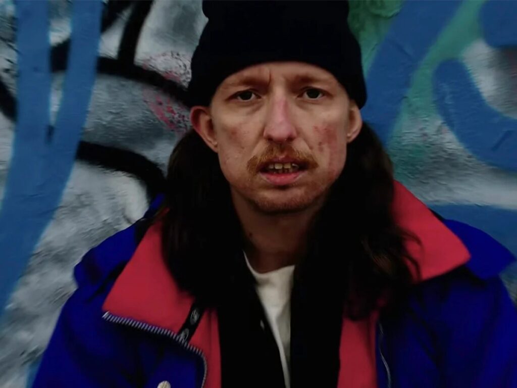 tentar matar o pai de Brendan Yates, vocalista da banda. De acordo com registros