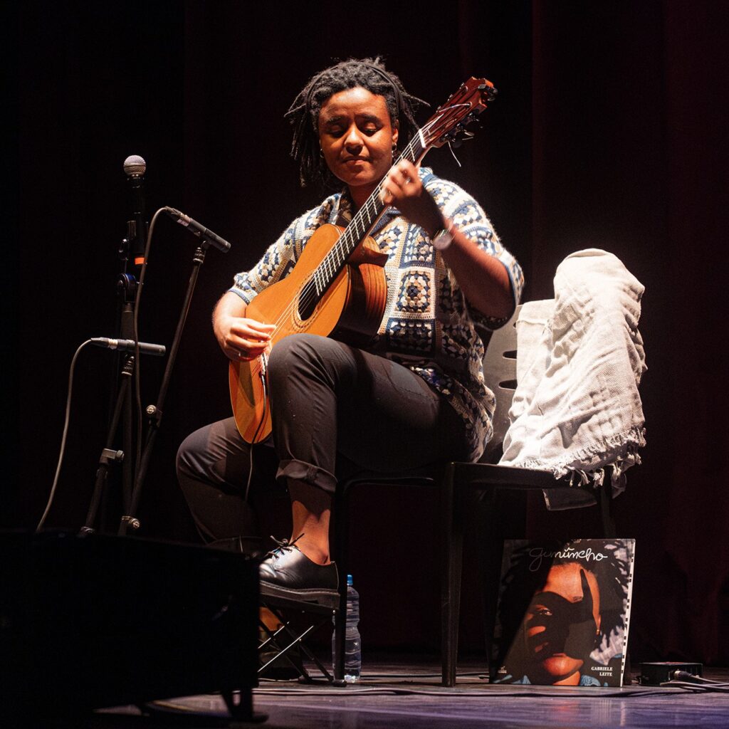 ada de shows pelo país, a violonista de 28 anos – nascida em fevereiro de 1998 e