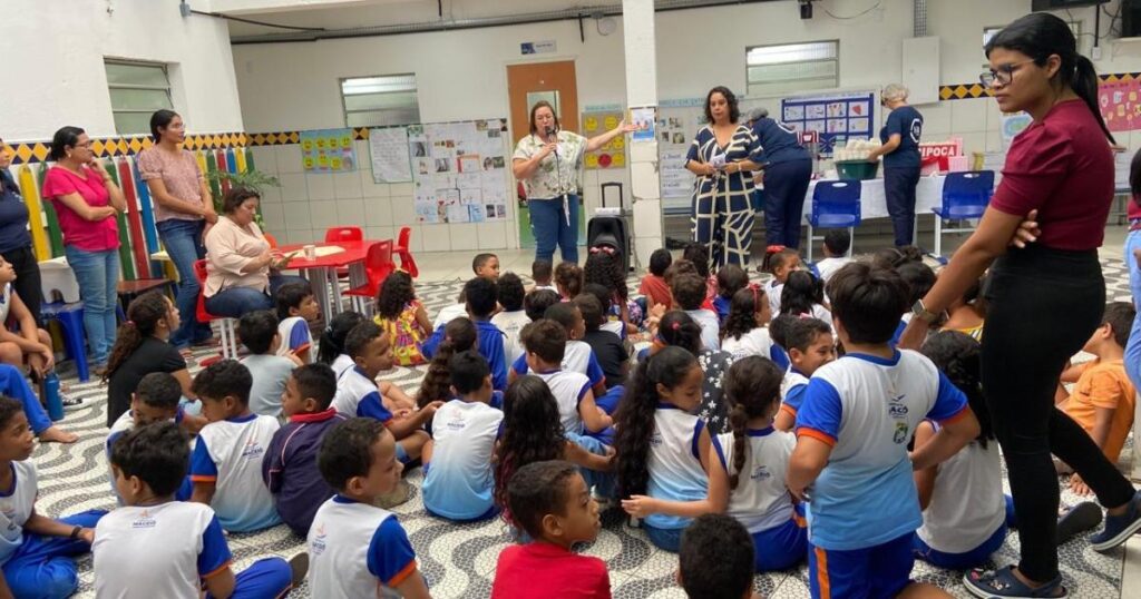 Candidatos conversam com a comunidade escolar e apresentam propostas de trabalho. Foto: Cortesia