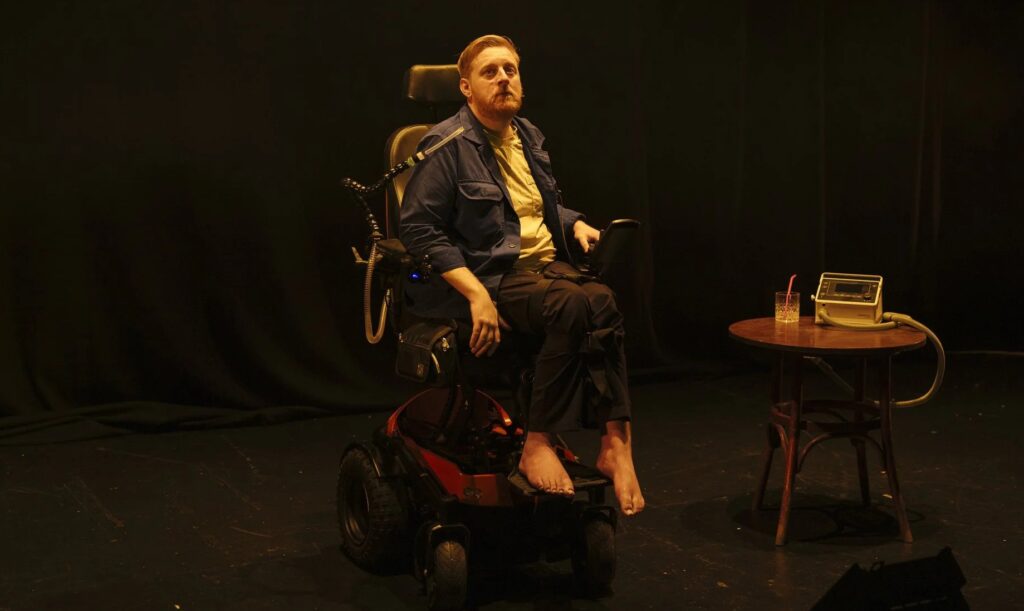 ada de "Game Of Thrones". Ele também participou das série policial "Blue Lights"