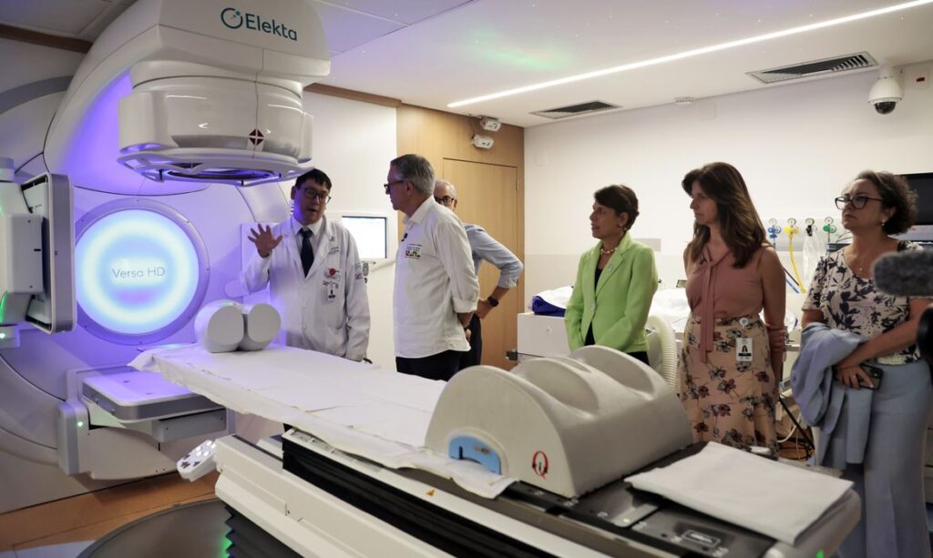 mês. O equipamento, da marca Elekta, modelo Versa HD, custa cerca de R$ 9 milhõe