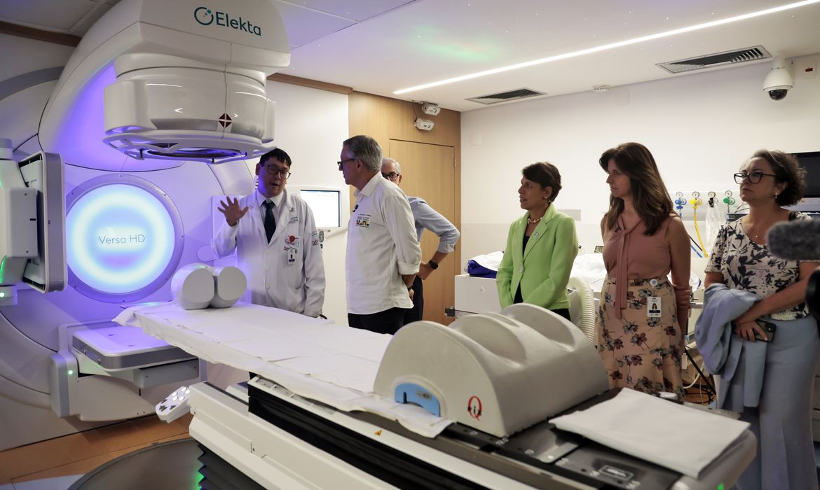 mês. O equipamento, da marca Elekta, modelo Versa HD, custa cerca de R$ 9 milhõe