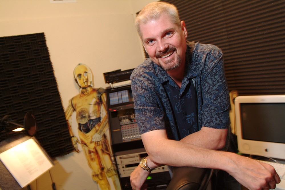 seus familiares. Tom Kane morreu por causa das complicações decorrentes de um AV