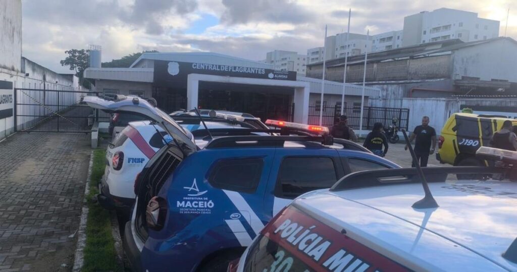 Após a situação, o indivíduo foi detido e conduzido à Central de Flagrantes, onde foi autuado pelo crime de desacato.
