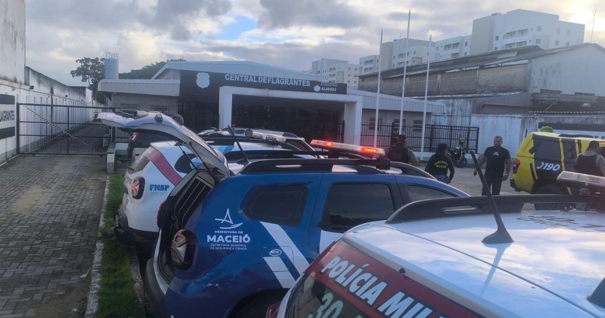Após a situação, o indivíduo foi detido e conduzido à Central de Flagrantes, onde foi autuado pelo crime de desacato.