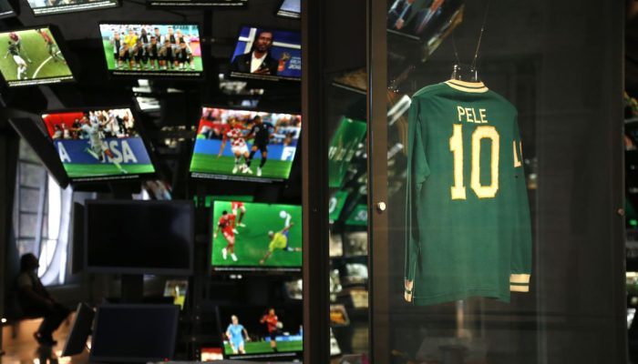 dois âncoras (apresentadores) e uma repórter, que conduz todo o percurso exposit