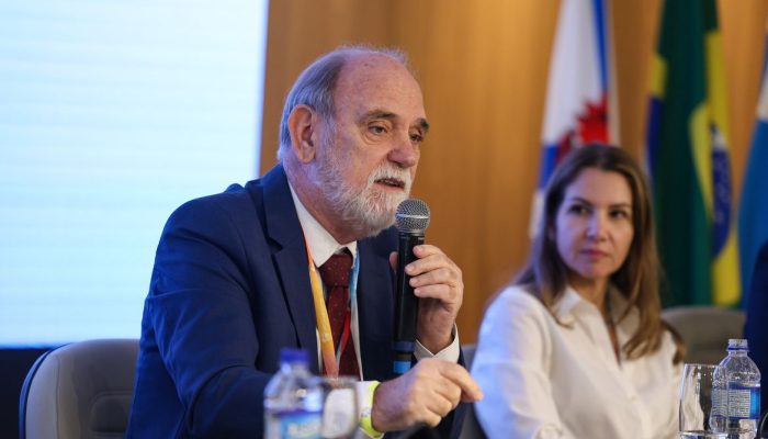 um período de dois anos, com participação mínima de 397 pacientes, podendo ser e