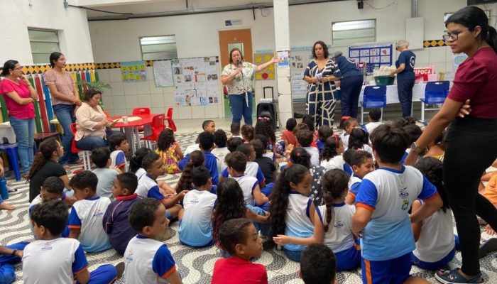 Candidatos conversam com a comunidade escolar e apresentam propostas de trabalho. Foto: Cortesia