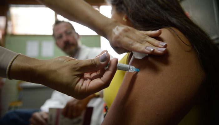 Nova lei exige que empresas informem trabalhadores sobre prevenção de câncer e vacinação contra HPV