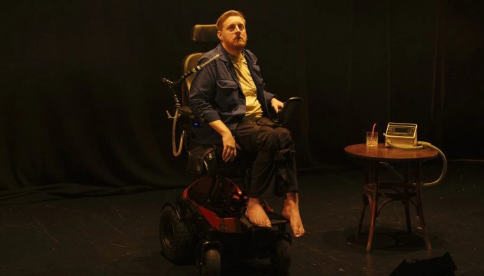 ada de "Game Of Thrones". Ele também participou das série policial "Blue Lights"