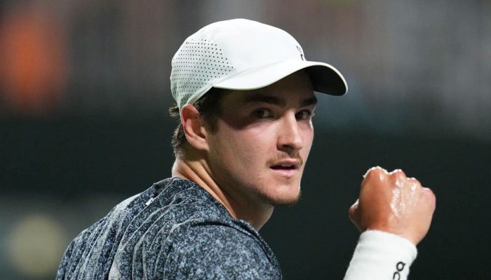 2 sets a 0, com parciais de 7/6 (7-1) e 6/3. O triunfo ocorre quase dois meses a