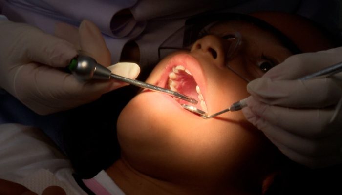 campanhas e ações de conscientização sobre a importância da saúde bucal . As med