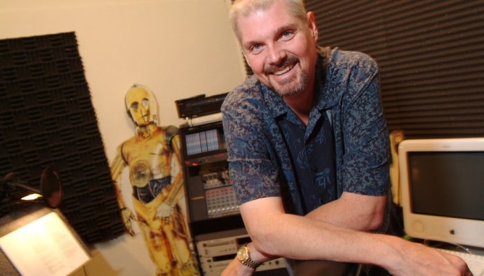 seus familiares. Tom Kane morreu por causa das complicações decorrentes de um AV