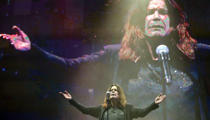 IA. Ozzy Osbourne morreu em julho de 2025, aos 76 anos. Ele foi diagnosticado co
