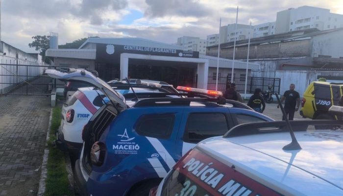 Após a situação, o indivíduo foi detido e conduzido à Central de Flagrantes, onde foi autuado pelo crime de desacato.